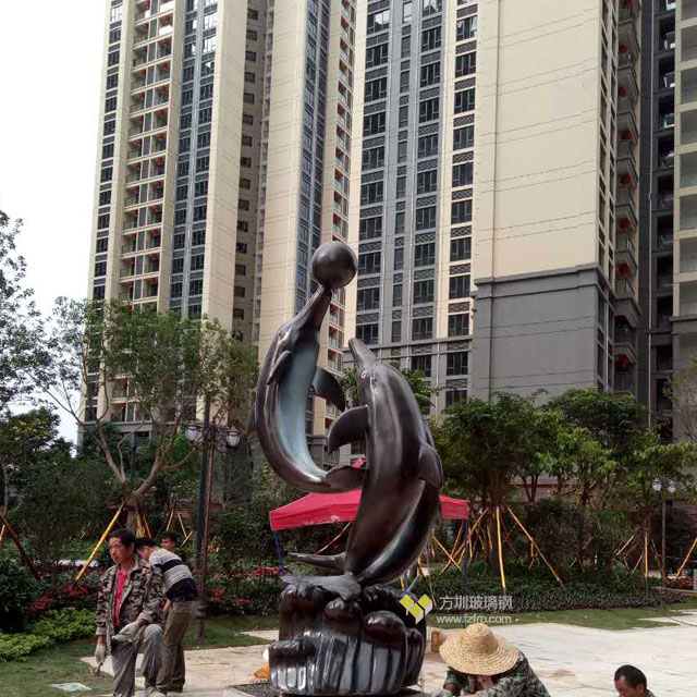 深圳布吉小區玻璃鋼海豚組合雕塑