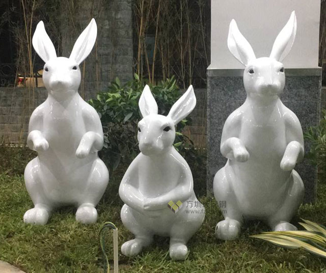 玻璃鋼卡通動(dòng)物雕塑進(jìn)入羅湖小學(xué)校園充滿童趣