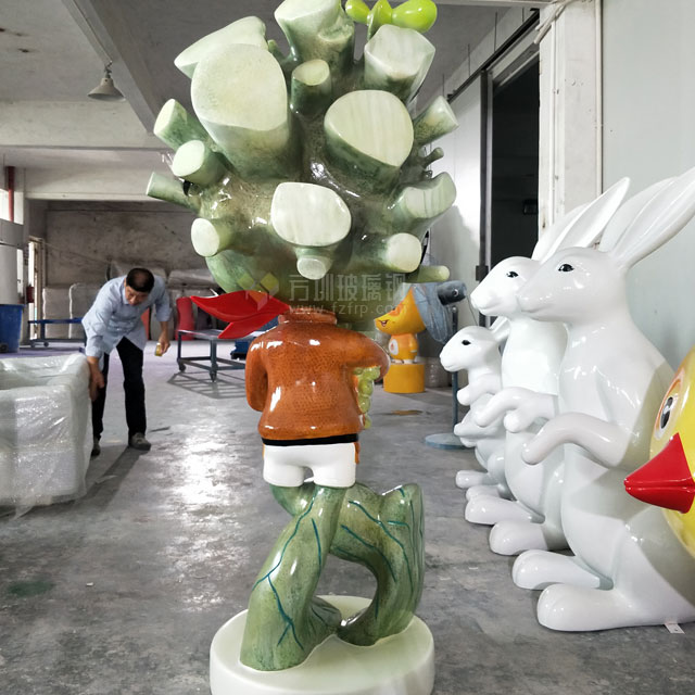 玻璃鋼樹人創(chuàng)意雕塑打造云南麗江古城特色小品