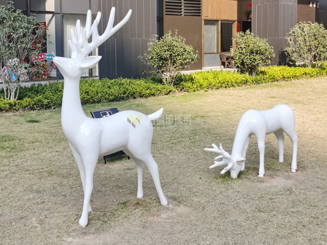 玻璃鋼鹿群組合雕塑提升東莞創新園區戶外景觀