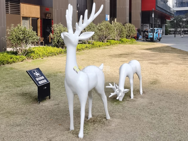 玻璃鋼鹿群組合雕塑提升東莞創新園區戶外景觀