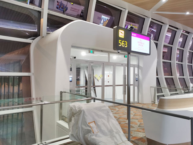 深圳機場衛(wèi)星廳弧形門頭裝飾造型