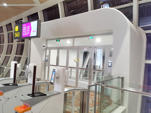 深圳機場衛(wèi)星廳弧形門頭裝飾造型